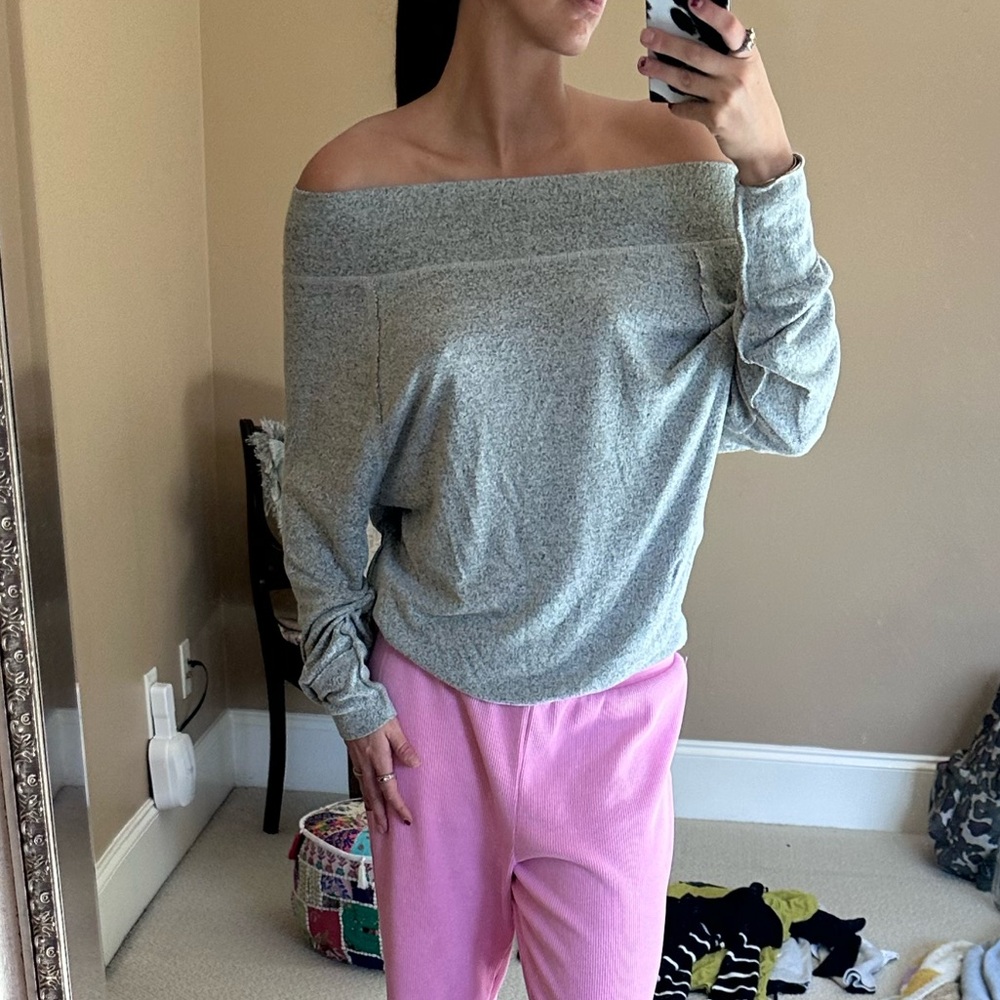 Lulu’s brand, cozy gray cotton off the shoulder longsleeve!!!